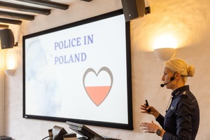 polska policjantka podczas prelekcji