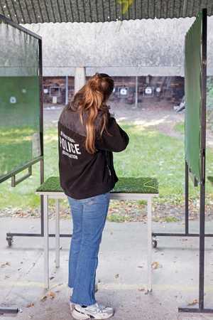 Uczestnicy podczas strzelania.