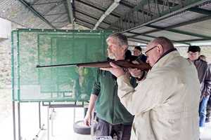 Uczestnicy podczas strzelania.