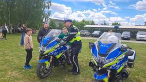 policjanci na motocyklach, dzieci, dmuchańce.