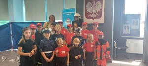 grupa dzieci, kobieta w budynku komendy policji.