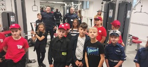 dzieci i policjanci na siłowni.