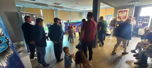 kilkanaście osób na sali w komendzie policji.